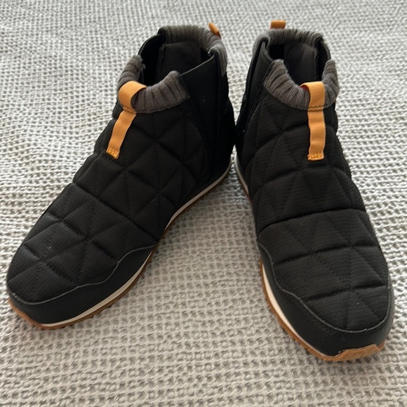 Teva Women’s ReEmber Mid Black Boots – Size 8 | New With Tags | Cozy, Waterproof - Picture 2 of 6